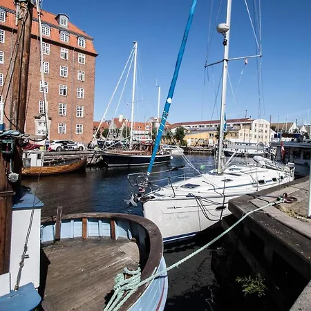 Bright, Extravagent City Center Apt - *canal View*