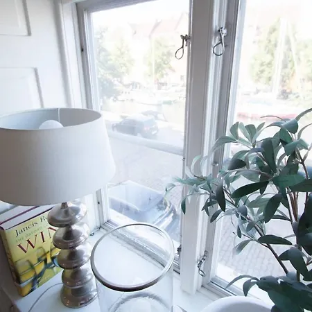 Bright, Extravagent City Center Apt - *canal View*