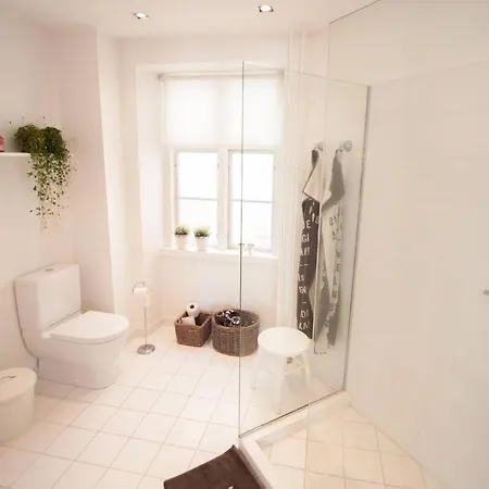 Bright, Extravagent City Center Apt - *canal View* Apartment