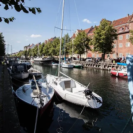 Apartment Bright, Extravagent City Center Apt - *canal View* *