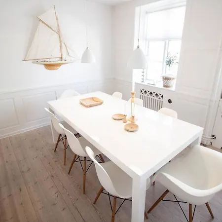 Bright, Extravagent City Center Apt - *canal View* Apartment