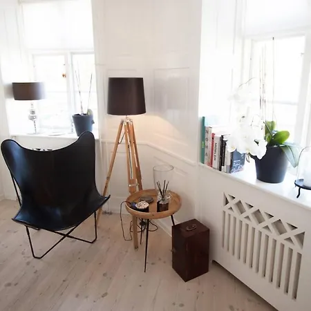 Bright, Extravagent City Center Apt - *canal View*
