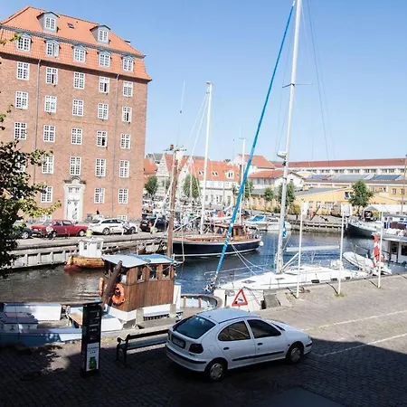 Apartment Bright, Extravagent City Center Apt - *canal View* *