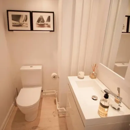 Bright, Extravagent City Center Apt - *canal View* *