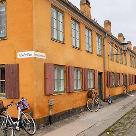 Apartment Bright, Extravagent City Center Apt - *canal View*